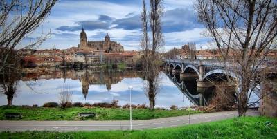 Reflejo catedrales en r&iacute;o Tormes, Salamanca